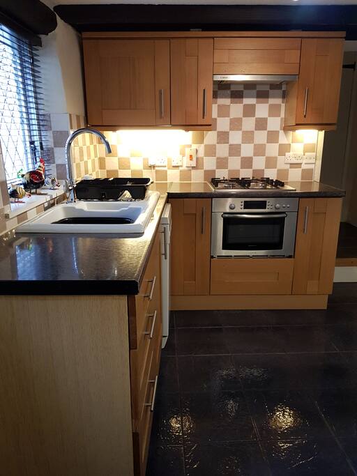 Oak Kitchen, Gas Hob,Multi Functional Oven & Dishwasher