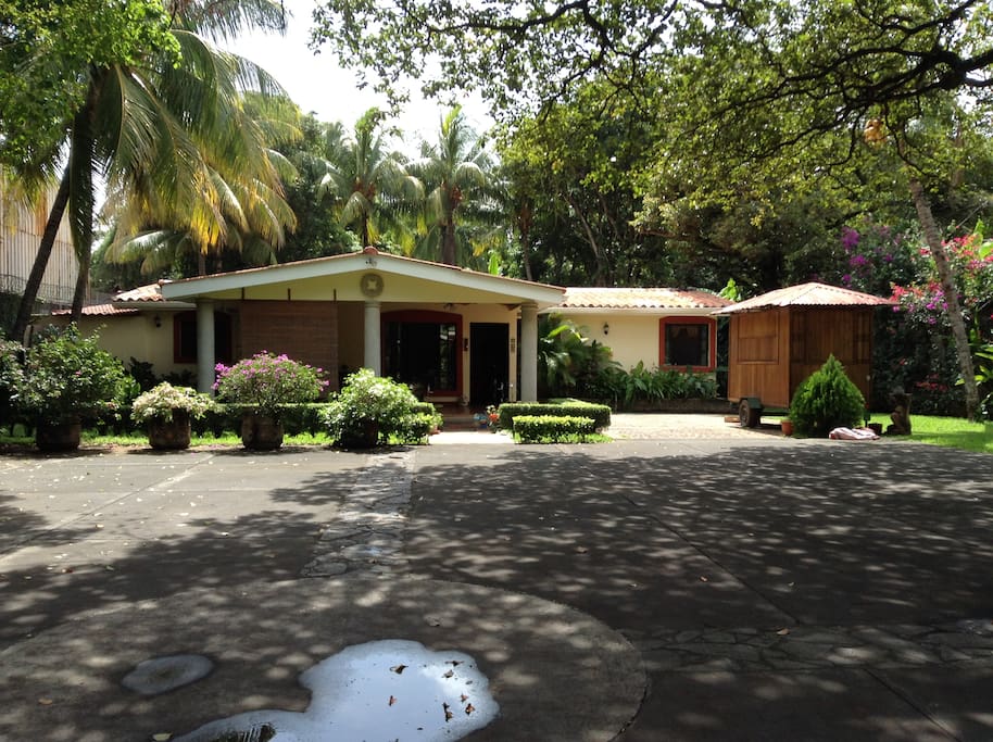 El frente de la casa con amplio parqueo,