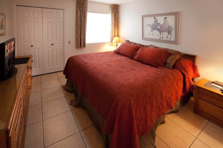 从卧室入口。窗户有百叶窗（从顶部和底部打开）和窗帘，以确保您的隐私和舒适。 两个梳妆台和两个床头柜为您提供充足的存储空间。 梳妆台上有有线电视。