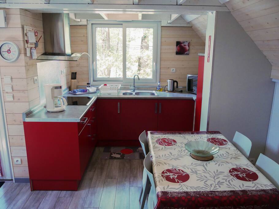 Cuisine entièrement équipée et table à manger