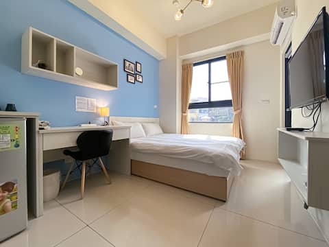 [Private Washing Machine + Balcony] Built-in Netflix · Free Sky Blue · Near Yizhong Street Double Room