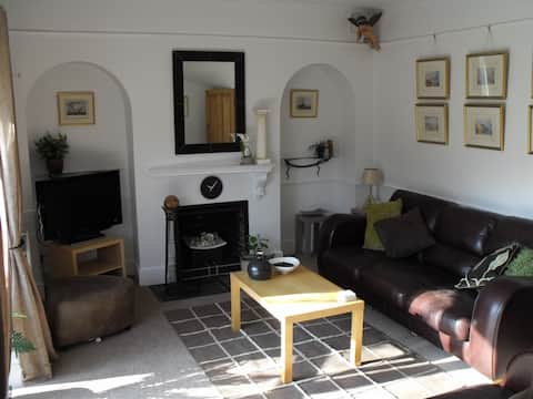 Top performing Airbnb: 2 bed cottage - private parking & garden in Gosport