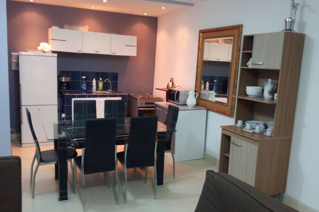 Cuisine américain Avec table à manger