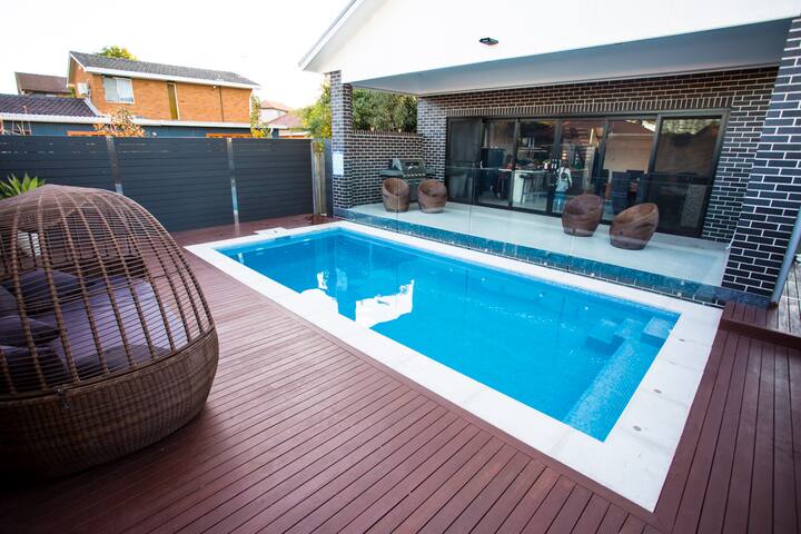 Luxe living, Resort feels 14 km to CBD, Sleeps 10 gallery image 2