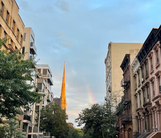 Big home, 3 floors, good 4 families – 2,800 sqft