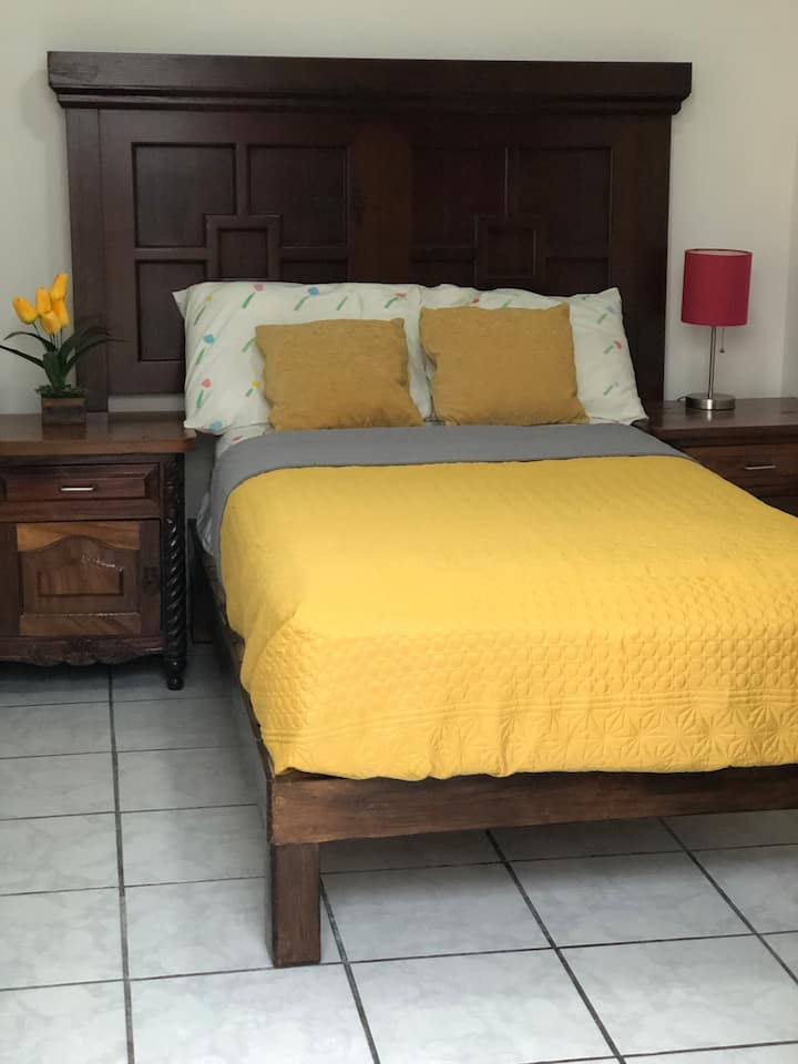 第四间单人卧室。