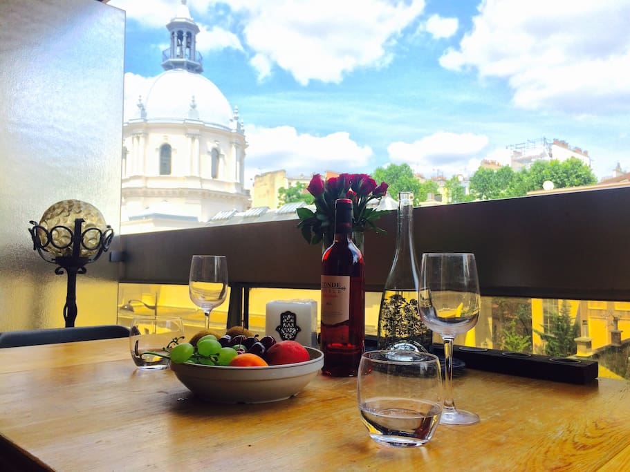 Balcony
(ideal for romantic dinner)