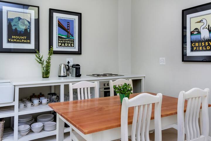 Light and tranquil, 3-bed apartment in Oranjezicht gallery image 4