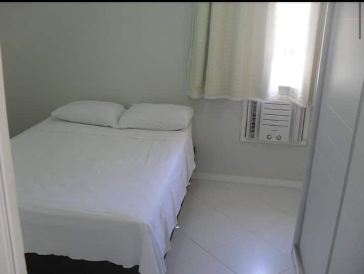 Habitación con cama matrimonial, aire acondicionado