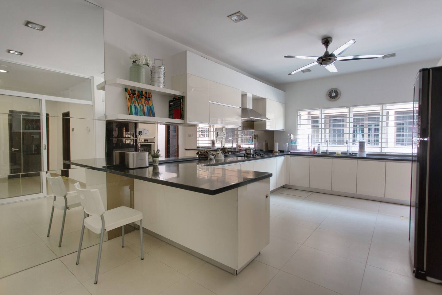 The kitchen is modern and has all the facilities that enable you to prepare a good meal - a stove, oven, microwave, and fridge.