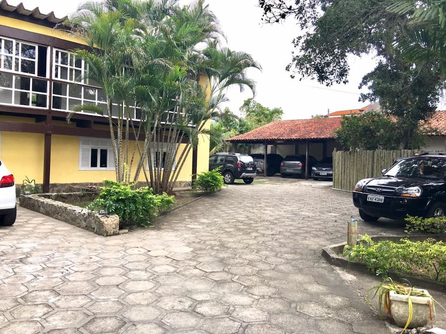 Entrada da Guest house e estacionamento interno