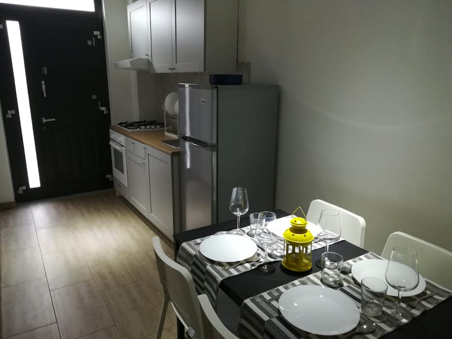 cucina con angolo cottura, frigo e tv lcd