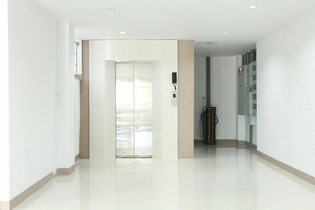 New and spacious elevator