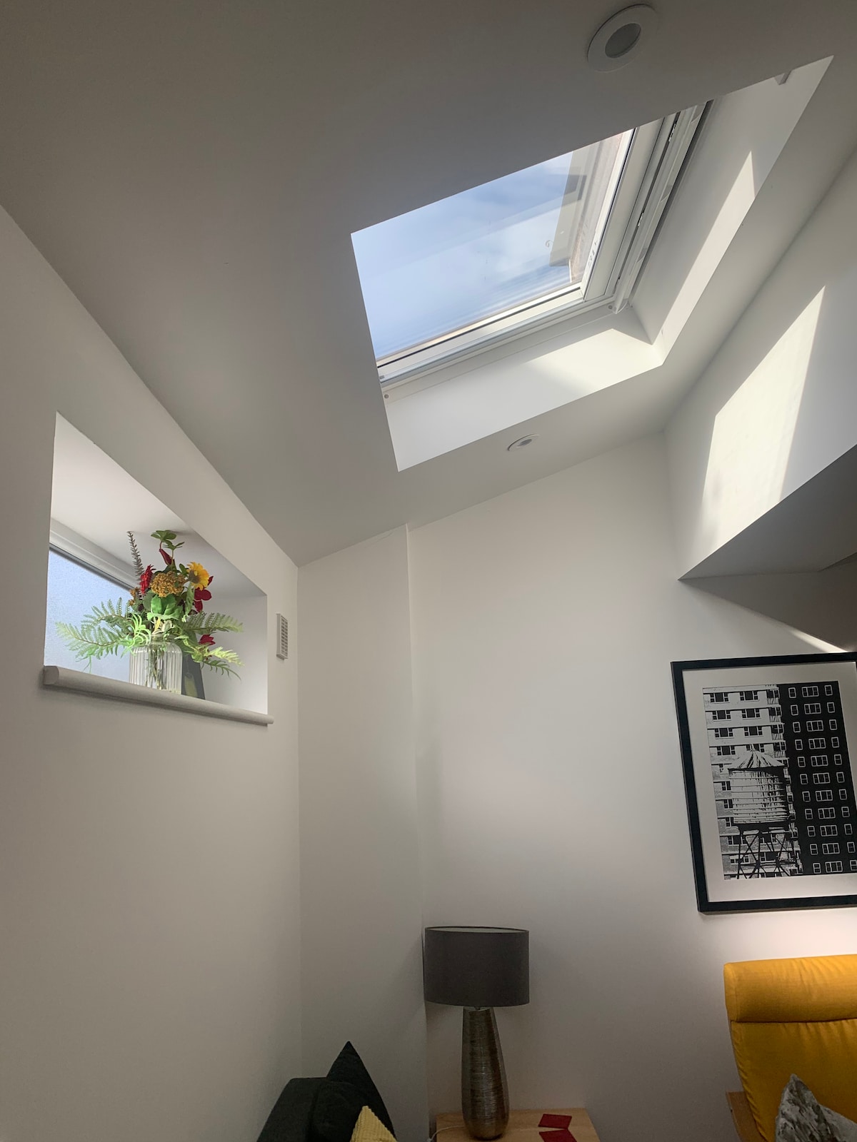 Stort takveluxfönster med automatisk öppningsanläggning och mörkläggningsgardiner