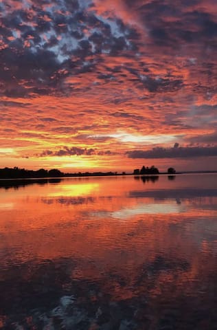 Prince Edward County Wellers Bay Lakefront Cottage Cottages For