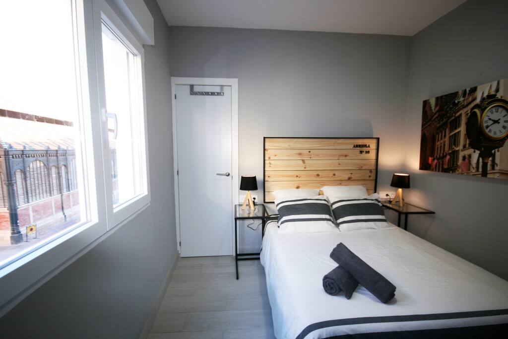 Dormitorio con ventanas de insonorizacion doble acristalamiento.
Desde la ventana se puede apreciar el Mercado de Atarazanas.