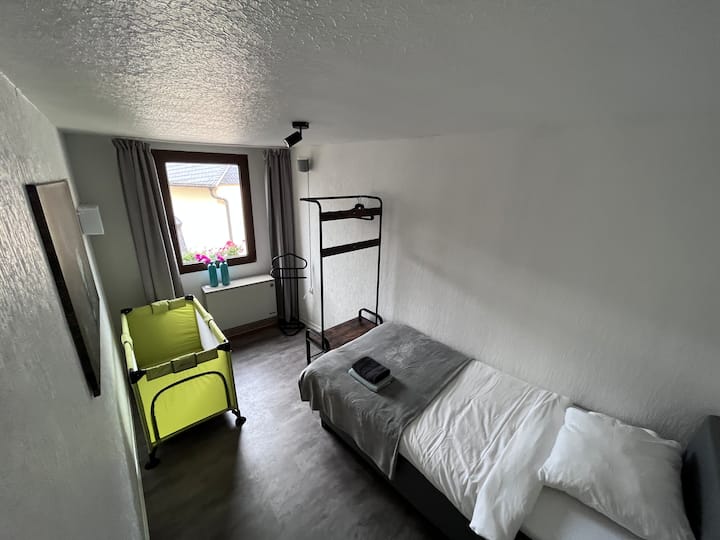 El dormitorio 4 tiene un somier para 1 persona, en esta habitación también hay un sofá cama individual.