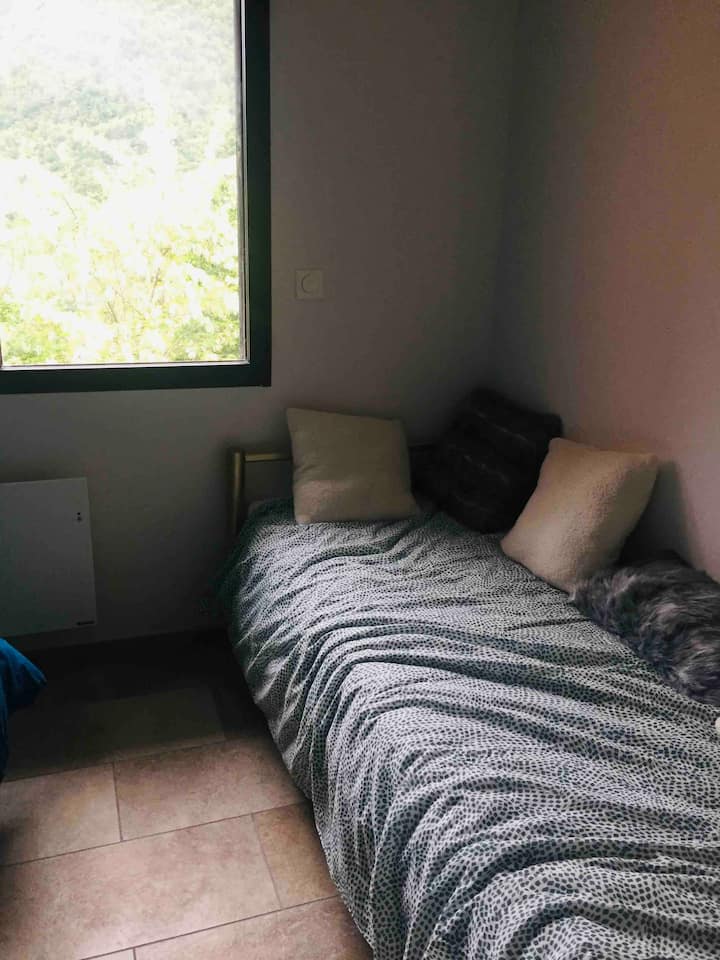 Спалня с единично легло 1