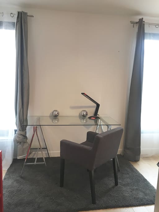 Bureau dans la chambre avec wifi