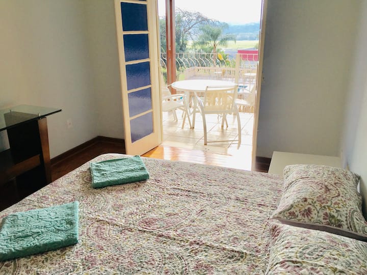 غرفة بسرير مزدوج