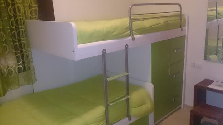 חדר שינה עם מיטות קומתיים ומיטת קומתיים