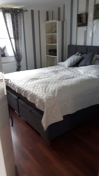 Schlafzimmer mit neuem Boxspringbett 1,80 x 2m