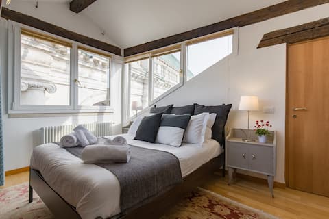 Le Colonne. Sleep almost inside the Basilica