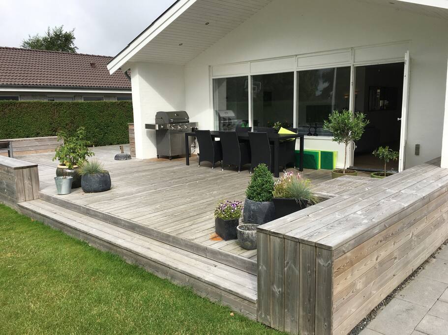 Terrasse foran hus med gasgrill