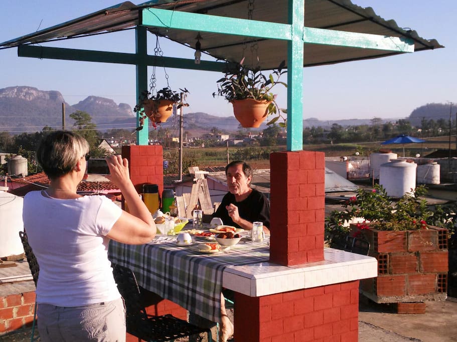 Desayuno en la terraza