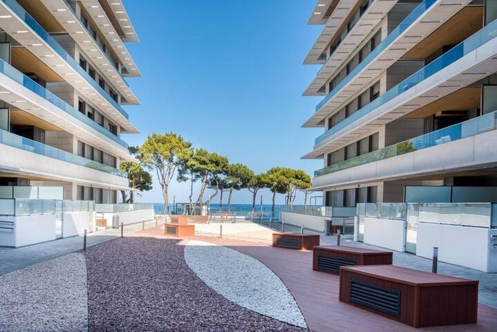 Luxury first line penthouse with pool&parking gallery image 4