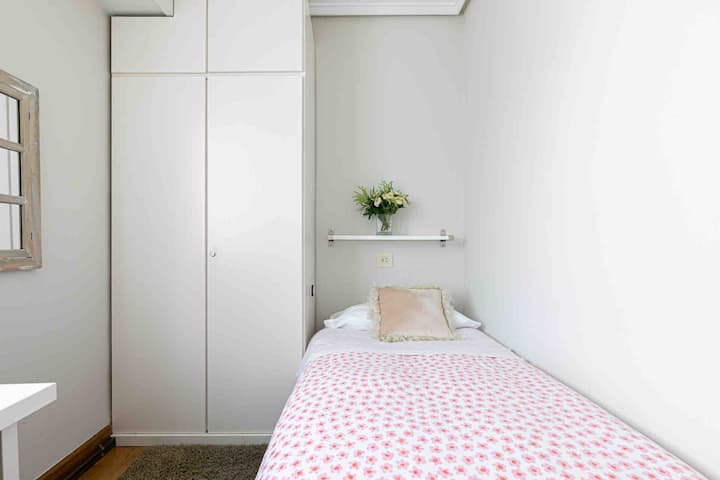 Kjo dhomë ka një krevat dopio, të projektuar për fëmijë.