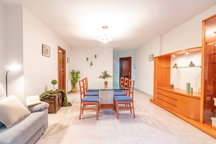 PQ Centro Figueres a 4min Museo parking opcional