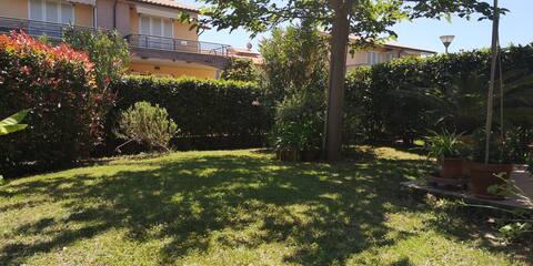 Casa Il Salice with large garden 1 km from the sea