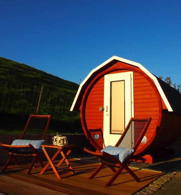 Fasssauna mit kleiner Terrasse