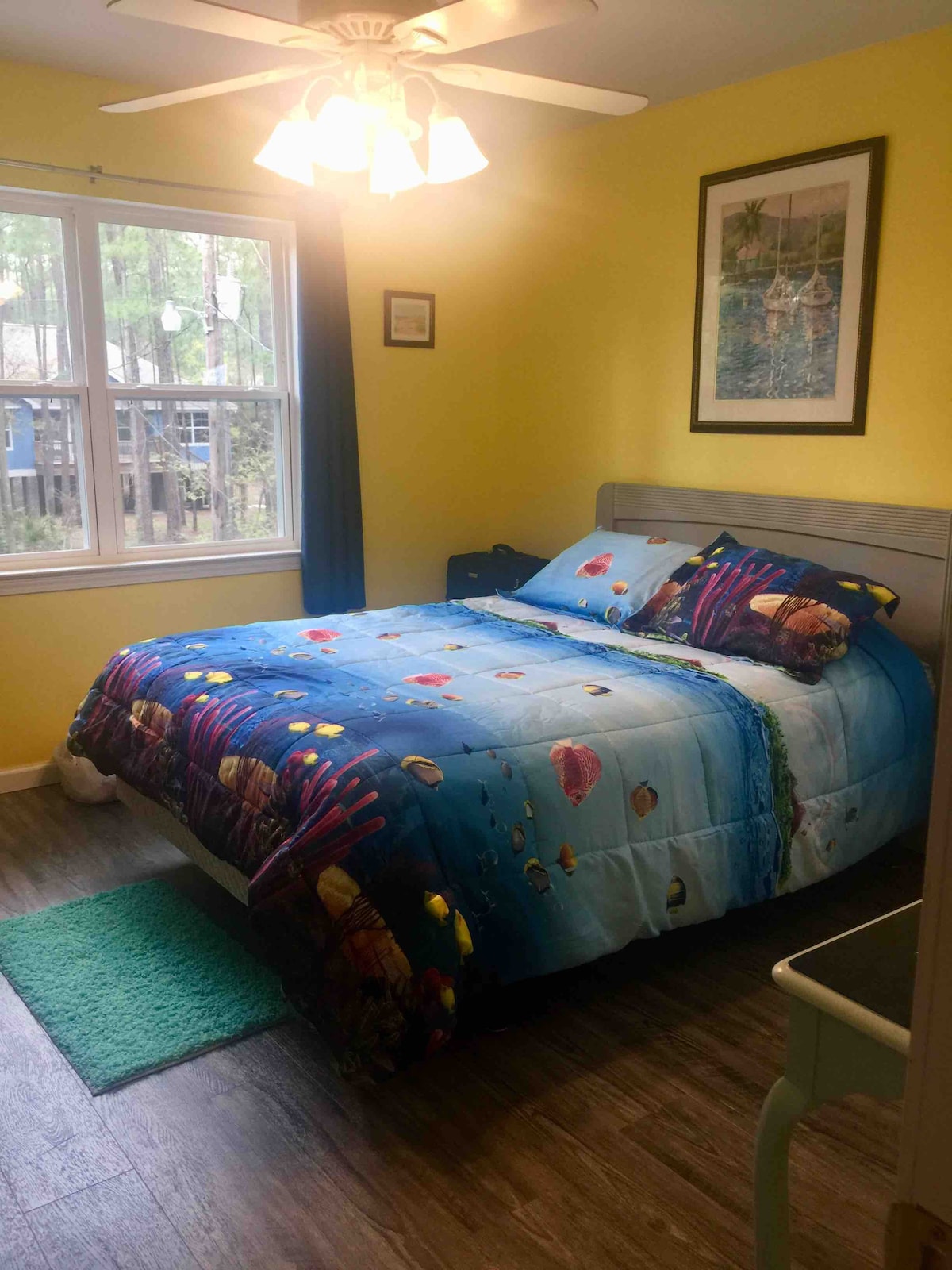 Slnečná predná spálňa s manželskou posteľou Queen