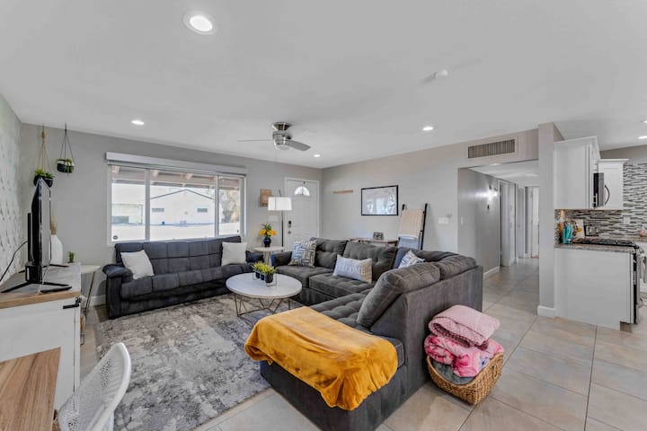 Retreat To Your Paradise Oasis/ Centrally Located - Tempe, AZ