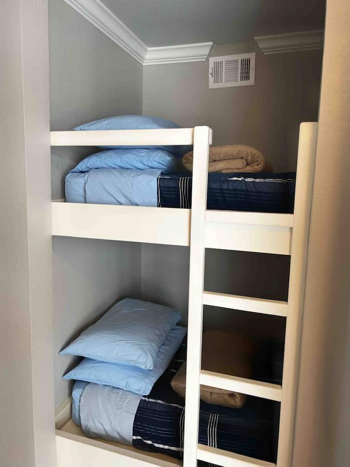 Naši kreveti na kat s iznimno udobnim madracima mogu lako smjestiti odraslu osobu. Oni su također veliki hit za djecu!