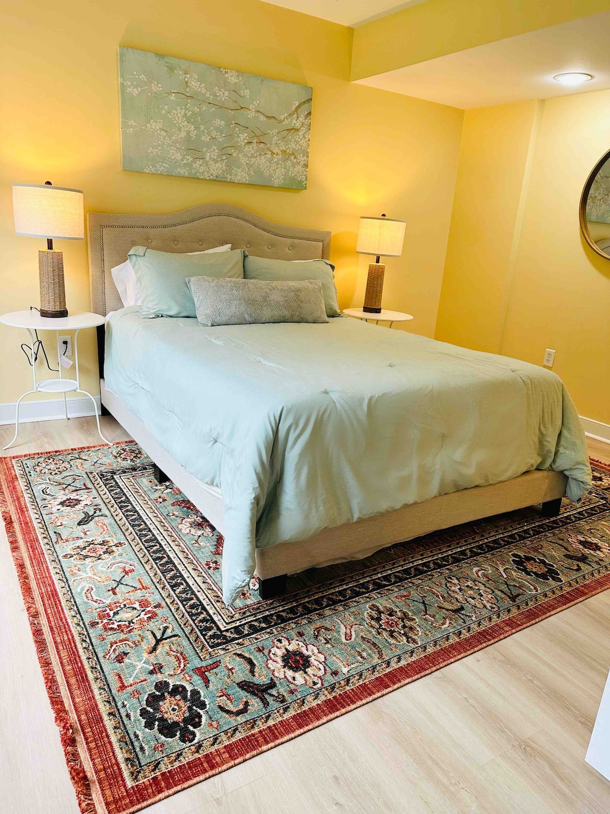 Queensize bed met extra kussens en zacht dekbed.  