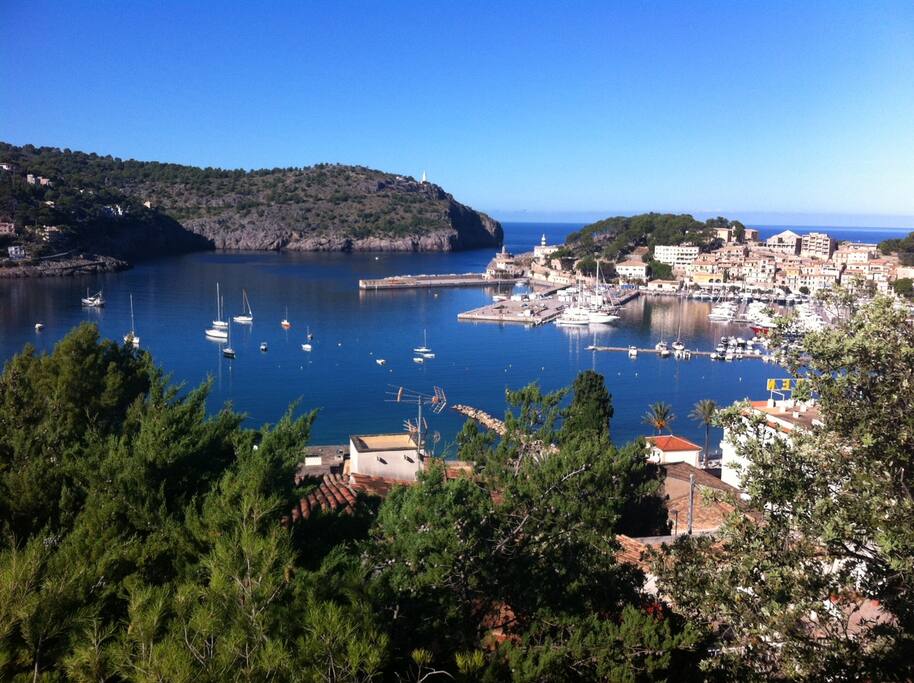 Port of Soller with many restaurants and famous caffees.
Hafen von Soller mit vielen wunderbaren Restaurantes und süssen Cafes.