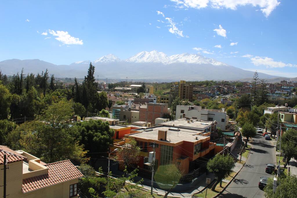 Estamos a una cuadra del parque , que es pulmón de la ciudad