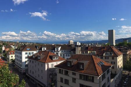 Unter dem Dach ist über dem Dach