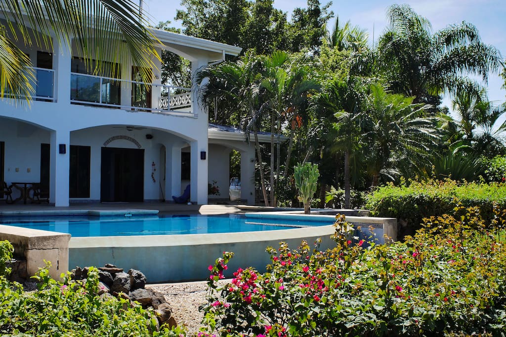 The house with large infinity pool