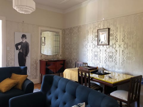 Popular Airbnb listing: Spacious Deco apartment at the Beach in Glenelg