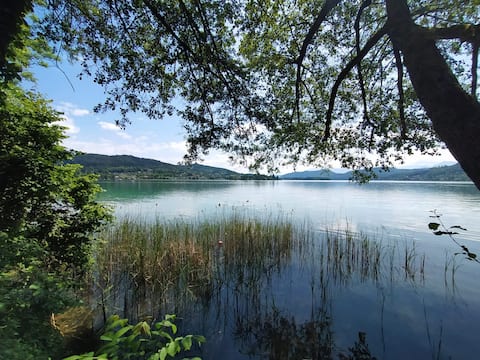 Top Airbnb: Apartment by Lake Wörthersee with terrace in Pörtschach Am Wörther See