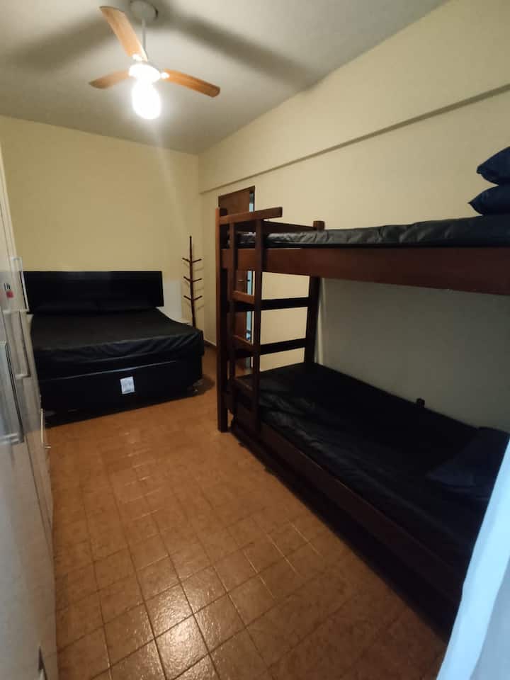 Ოთახი სამშვენისით და ორადგილიანი საწოლით, ასევე, გარდერობი