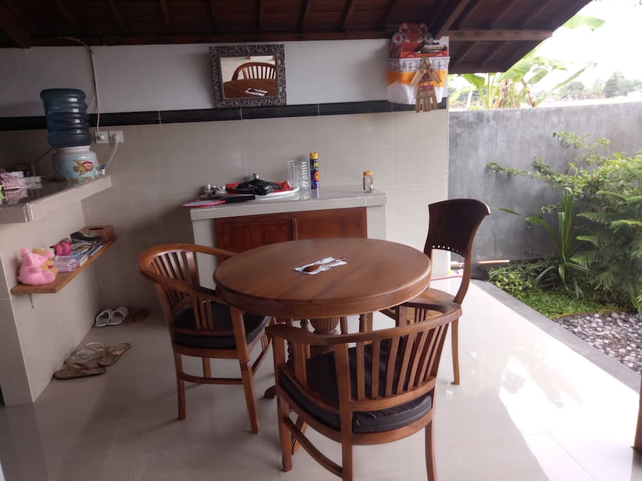 Meja makan yang lengkap