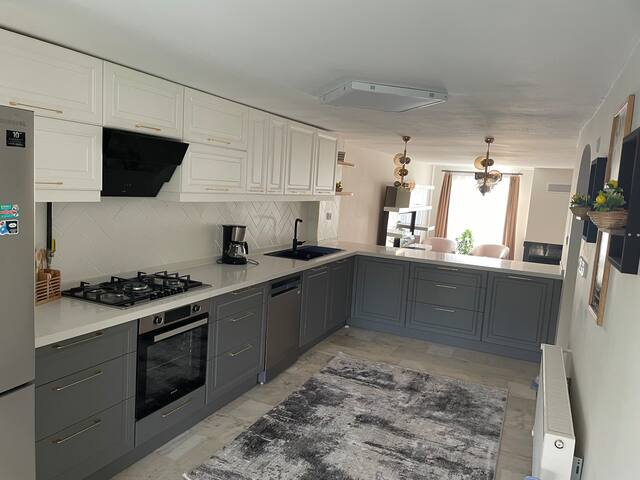 Yeşillikler içinde deniz kenarında konforlu villa gallery image 3