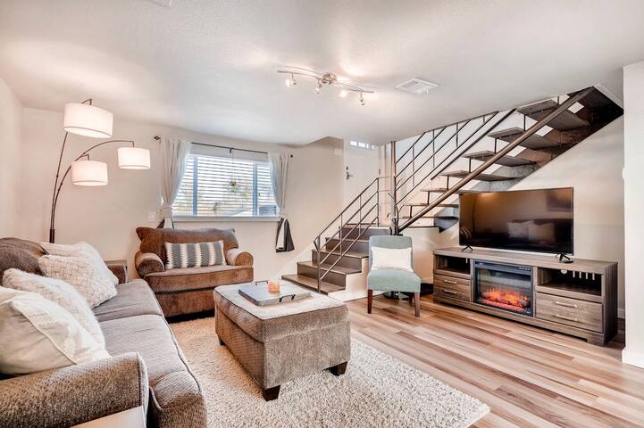 stylish sloan’s lake townhome near downtown denver