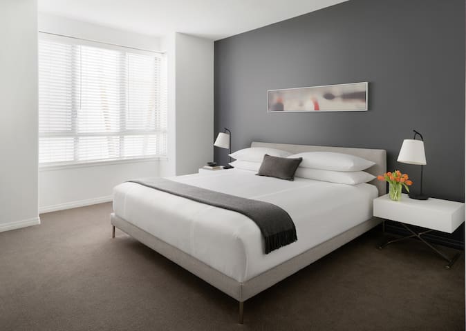 Beverly Hills 2-Bedroom Suite + Cozy Den