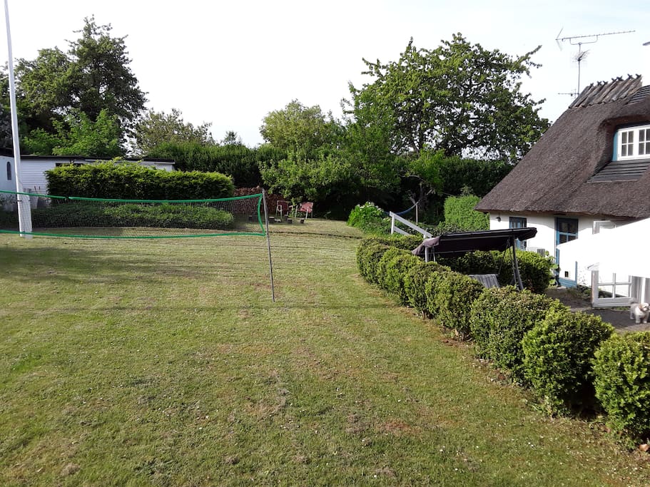 Stor have med trampolin og badminton